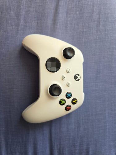 Xbox Core Wireless Gaming Controller – Robot White – Xbox Series X|S, Xbox One, Windows PC, Android, and iOS photo review